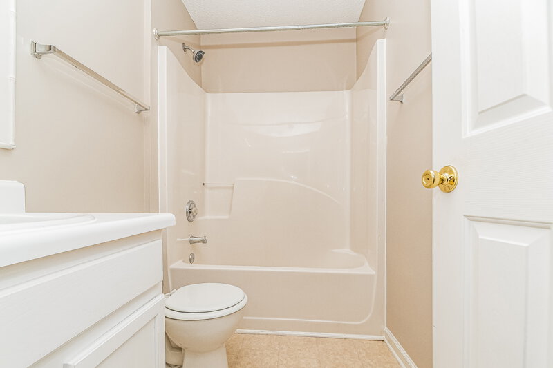 2,240/Mo, 430 Woodchase Green Dr Fuquay Varina, NC 27526 Main Bathroom View