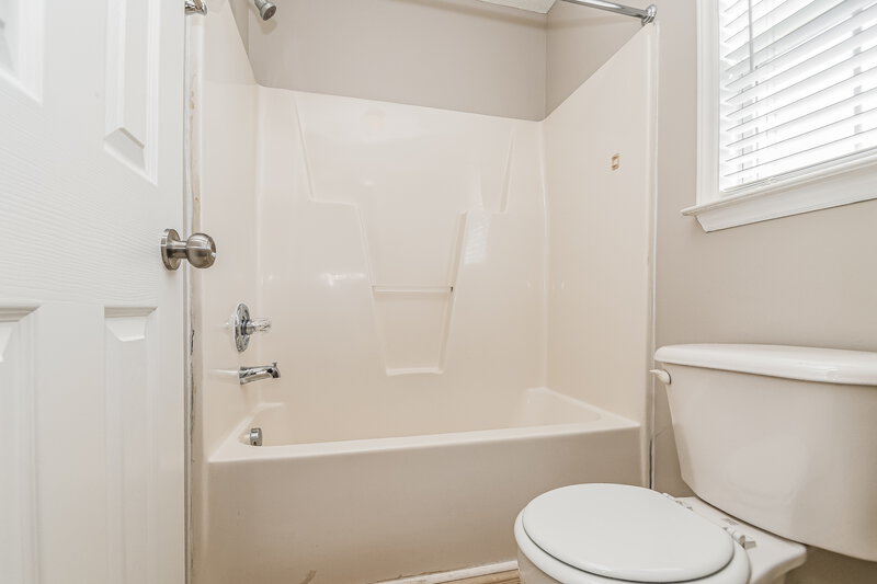 1,815/Mo, 1012 S Willhaven Dr Fuquay Varina, NC 27526 Main Bathroom View