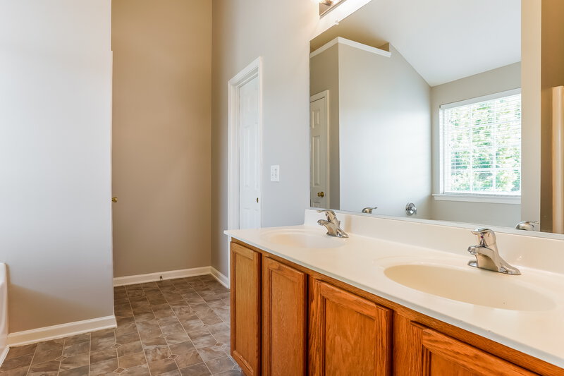 1,945/Mo, 1546 Pebble Ridge Dr Raleigh, NC 27610 Main Bathroom View
