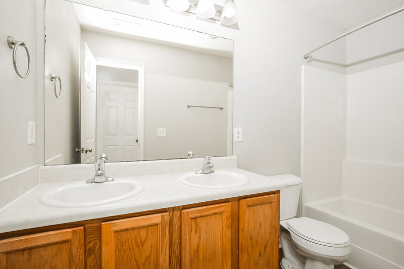 0/Mo, 802 Shefford Town Dr Rolesville, NC 27571 Bathroom View