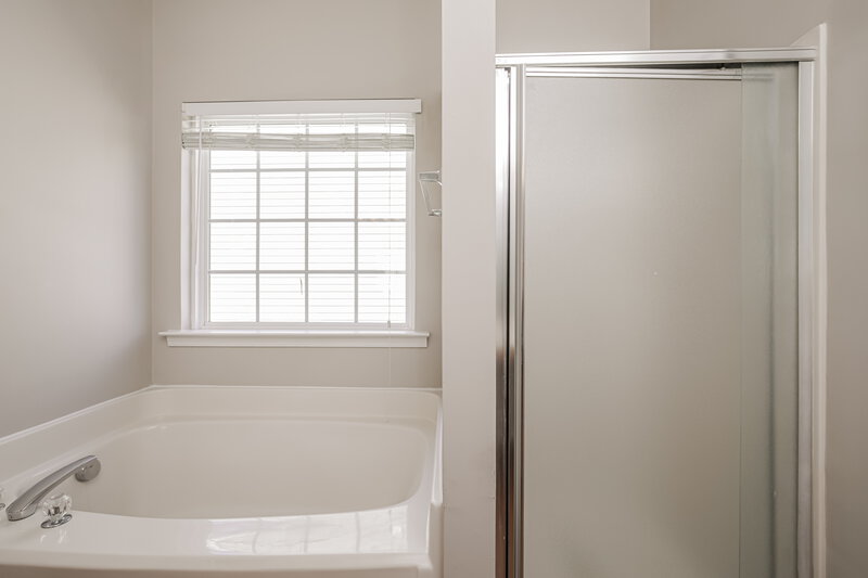 2,145/Mo, 7252 Great Laurel Dr Raleigh, NC 27616 Main Bathroom View 2