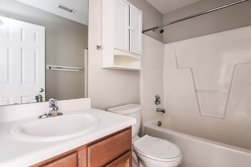 1,770/Mo, 621 Champion St Clayton, NC 27520 Main Bathroom View