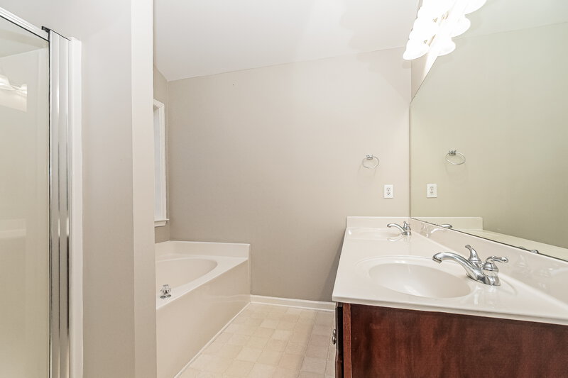 2,400/Mo, 4809 Hodfield Ct Raleigh, NC 27604 Main Bathroom View