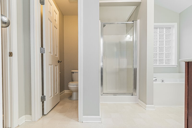 2,400/Mo, 4809 Hodfield Ct Raleigh, NC 27604 Main Bathroom View 2