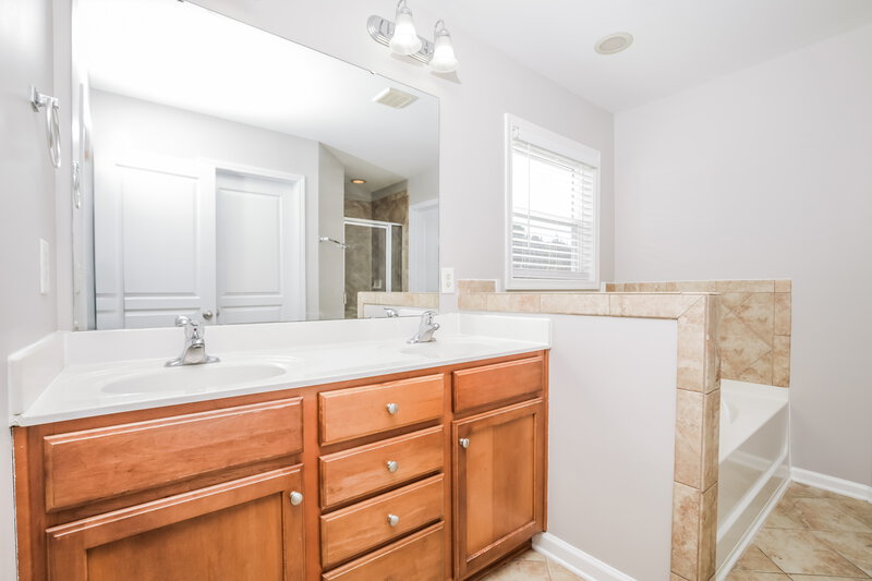 1,890/Mo, 3215 Whispernut Ln Zebulon, NC 27597 Main Bathroom View