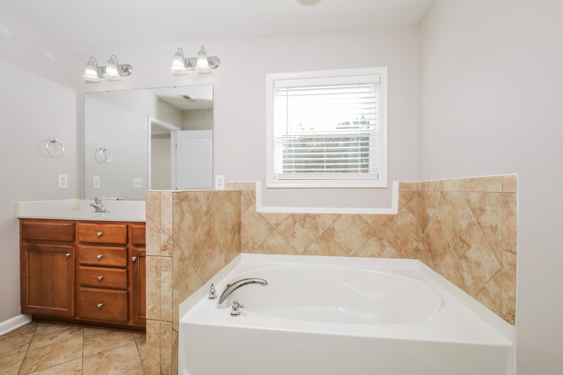 1,890/Mo, 3215 Whispernut Ln Zebulon, NC 27597 Main Bathroom View 2