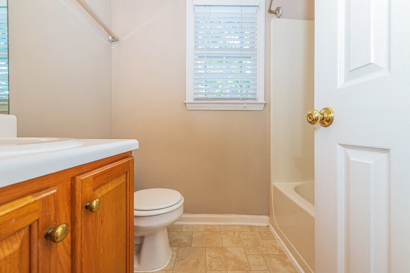 1,980/Mo, 1405 E Stonemason Dr Fuquay Varina, NC 27526 Main Bathroom View