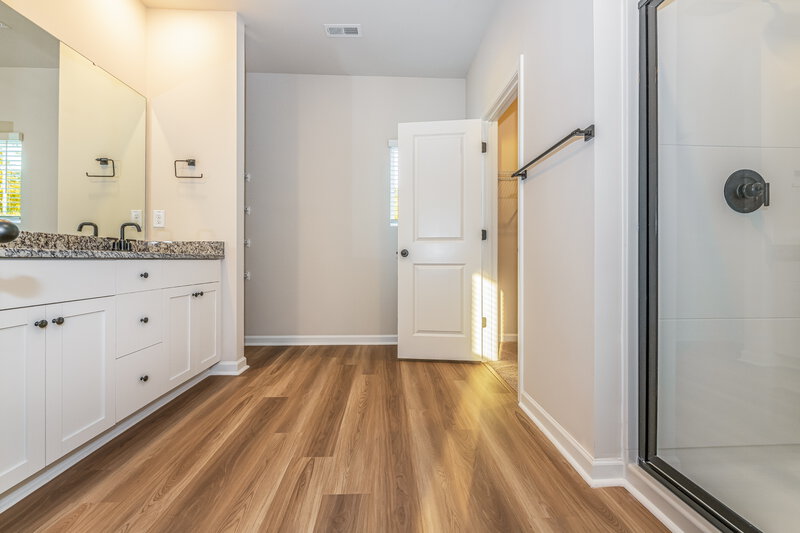 2,130/Mo, 90 Neuse Hollow Ct Clayton, NC 27527 Main Bathroom View