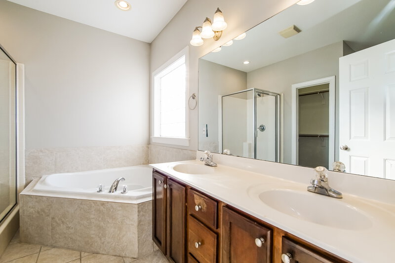 1,975/Mo, 3011 Watsonia Dr Zebulon, NC 27597 Main Bathroom View