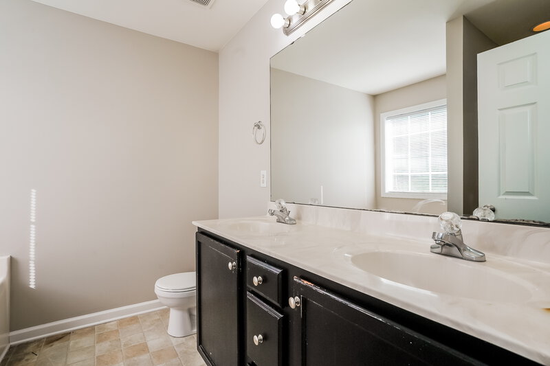 2,780/Mo, 1249 Braemar Highland Dr Zebulon, NC 27597 Main Bathroom View
