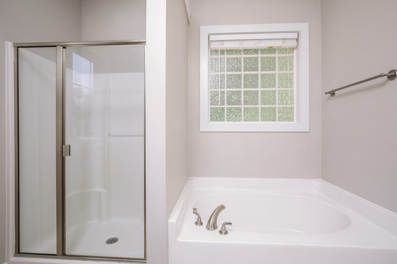 1,850/Mo, 19 Deer Lake Trl Wendell, NC 27597 Main Bathroom View 2