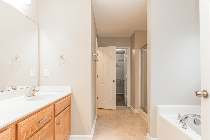 2,180/Mo, 1547 Cairo Way Fuquay Varina, NC 27526 Main Bathroom View