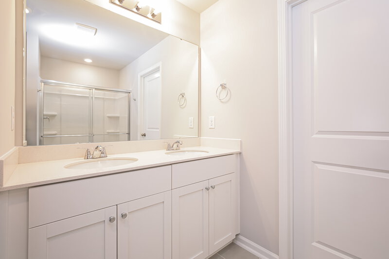 2,255/Mo, 409 Hallingsfield Way Zebulon, NC 27597 Main Bathroom View