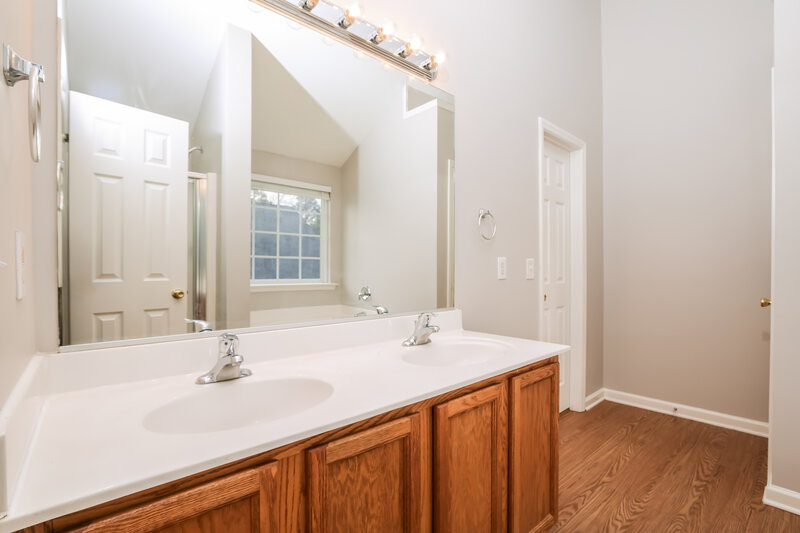 1,815/Mo, 1613 Brown Owl Dr Raleigh, NC 27610 Main Bathroom View
