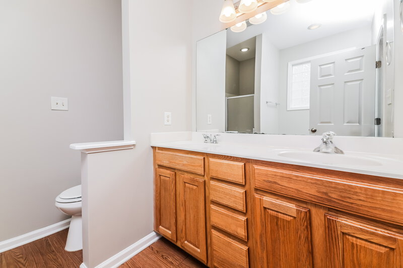 2,140/Mo, 121 Reno Ave Garner, NC 27529 Main Bathroom View