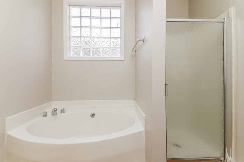 2,140/Mo, 121 Reno Ave Garner, NC 27529 Main Bathroom View 2