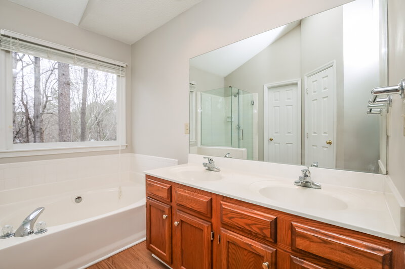 1,990/Mo, 3505 Singleleaf Ln Raleigh, NC 27616 Main Bathroom View