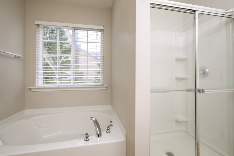 2,140/Mo, 5324 Sapphire Springs Dr Knightdale, NC 27545 Main Bathroom View 2