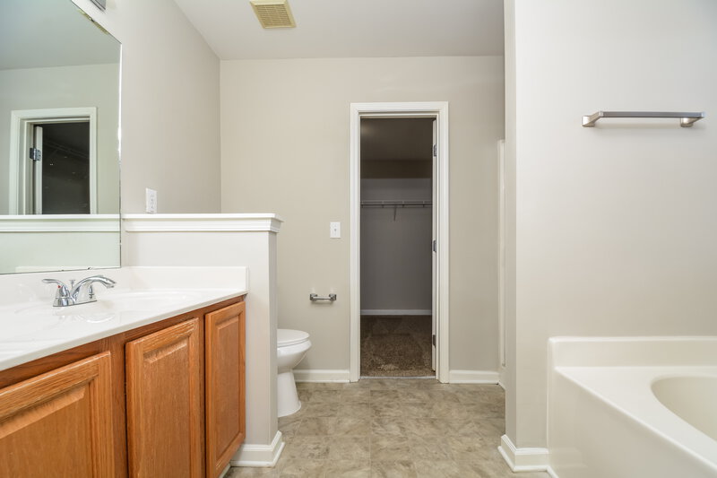 3,060/Mo, 295 Stobhill Ln Holly Springs, NC 27540 Main Bathroom View