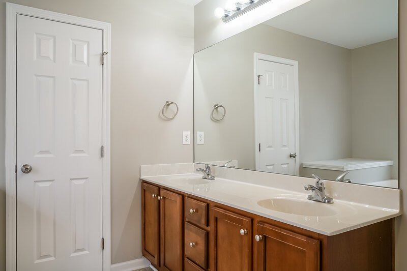 2,900/Mo, 2516 Follow Me Way Raleigh, NC 27610 Main Bathroom View