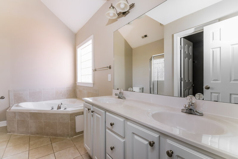 2,750/Mo, 1011 Watsonia Dr Zebulon, NC 27597 Main Bathroom View