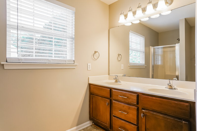 1,925/Mo, 701 Champion St Clayton, NC 27520 Main Bathroom View