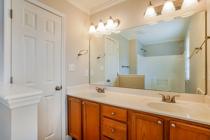 1,915/Mo, 3208 Leebrook Rd Raleigh, NC 27616 Main Bathroom View