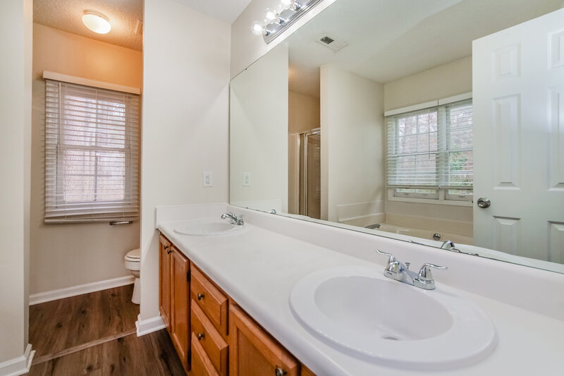 2,015/Mo, 813 Hanska Way Raleigh, NC 27610 Main Bathroom View