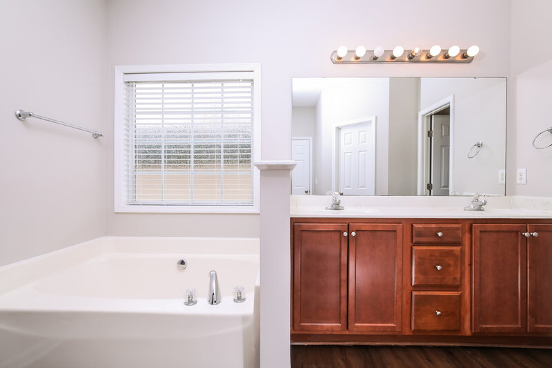 1,780/Mo, 2202 King Malcolm Ln Zebulon, NC 27597 Main Bathroom View 2