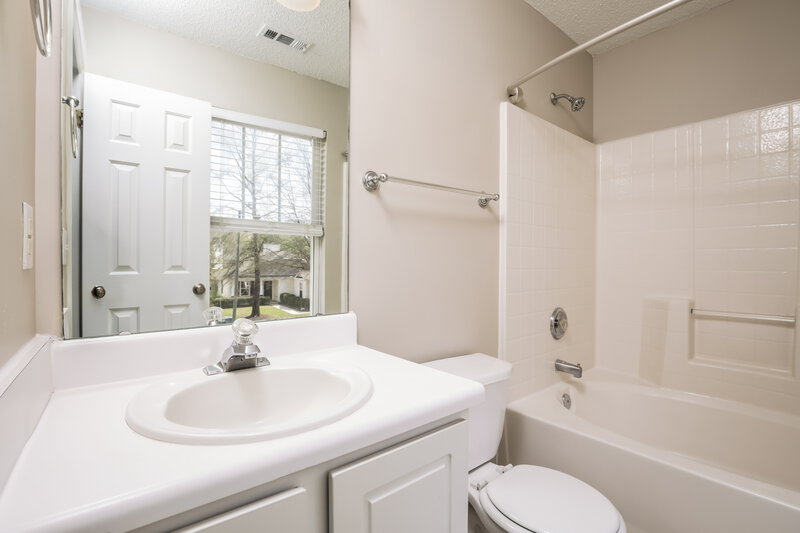 1,985/Mo, 3805 Hopper St Raleigh, NC 27616 Main Bathroom View