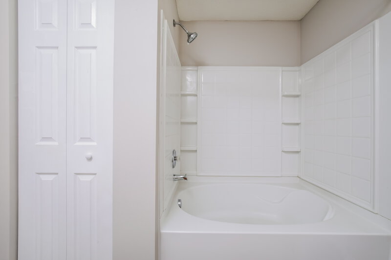 2,140/Mo, 3164 Varcroft Rd Knightdale, NC 27545 Main Bathroom View 2