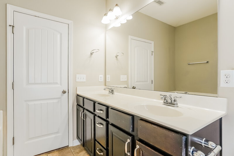 1,880/Mo, 636 Smithridge Way Fuquay Varina, NC 27526 Main Bathroom View