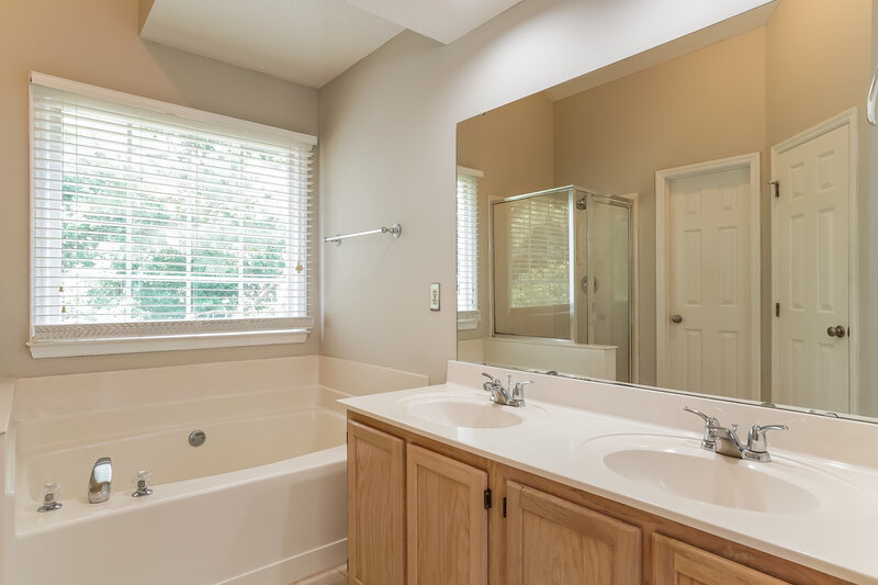 2,000/Mo, 1417 Cane Creek Dr Garner, NC 27529 Main Bathroom View