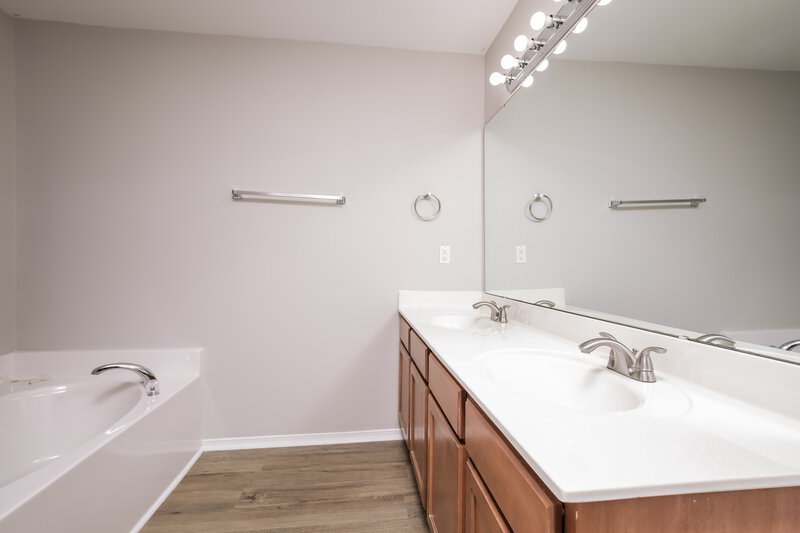 2,160/Mo, 1020 Lockberry Ct Clayton, NC 27520 Main Bathroom View