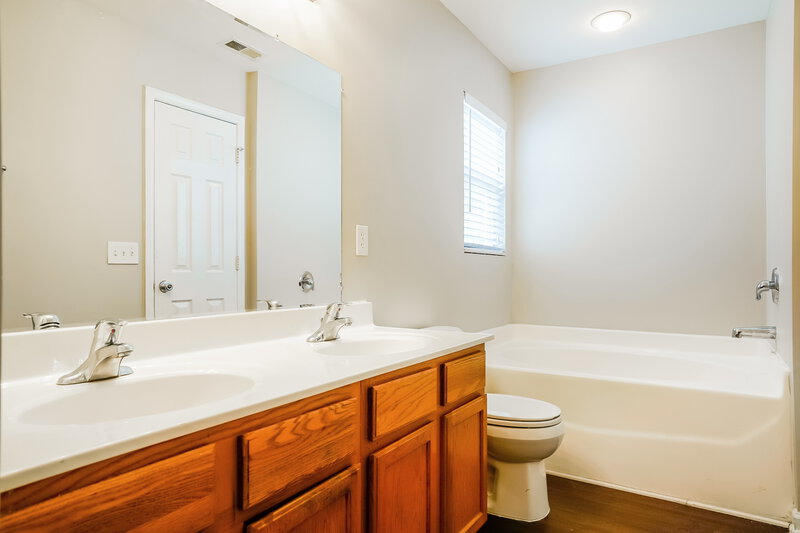 2,205/Mo, 3715 Horseshoe Farm St Raleigh, NC 27610 Main Bathroom View 2