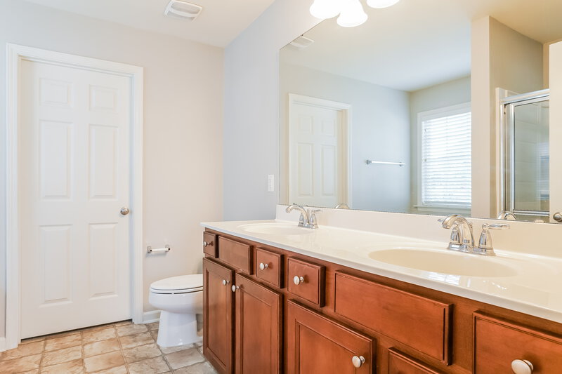 2,200/Mo, 712 Stackhurst Way Wake Forest, NC 27587 Main Bathroom View