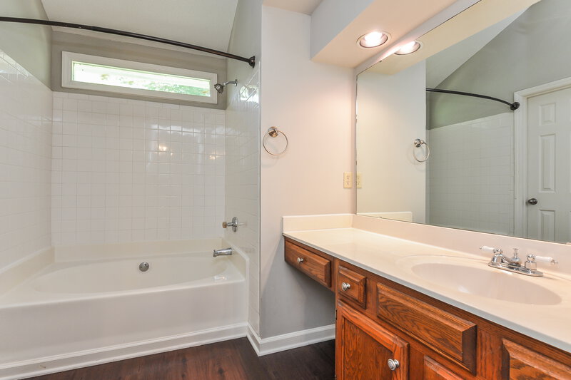 2,250/Mo, 3437 Singleleaf Ln Raleigh, NC 27616 Bathroom View
