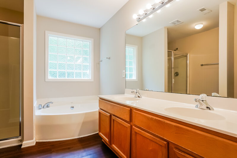 2,075/Mo, 564 Hay River St Garner, NC 27529 Main Bathroom View