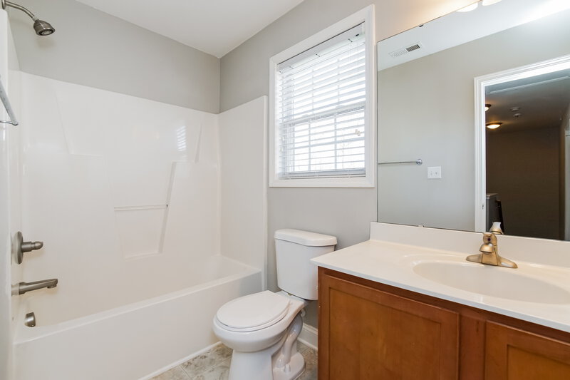 1,910/Mo, 606 Cotton Brook Dr Fuquay Varina, NC 27526 Bathroom View