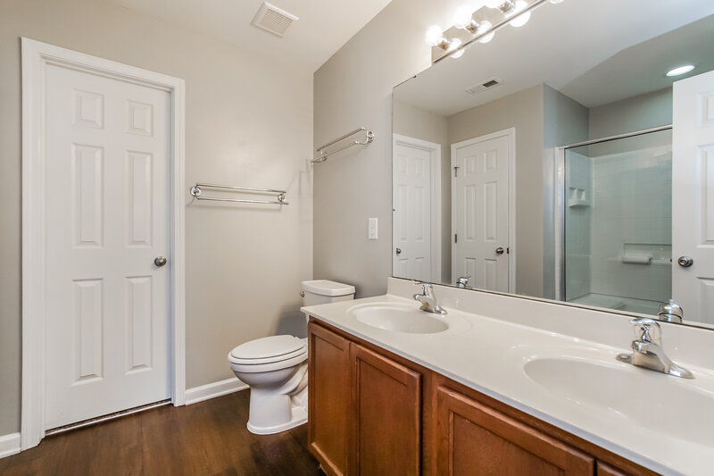 1,850/Mo, 167 Woodcreek Ln Clayton, NC 27520 Main Bathroom View
