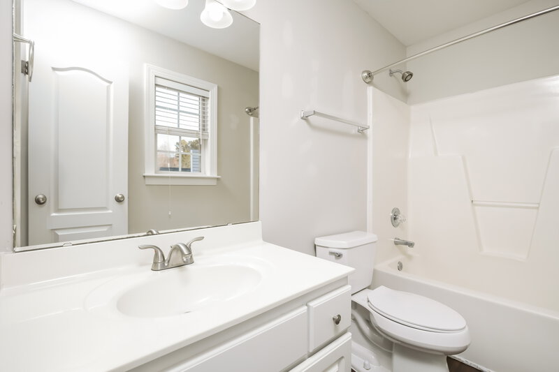 2,060/Mo, 909 Lotus Ln Wake Forest, NC 27587 Main Bathroom View
