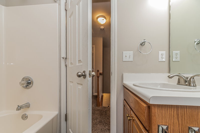 1,825/Mo, 1433 E Stone Arch Dr Fuquay Varina, NC 27526 Main Bathroom View