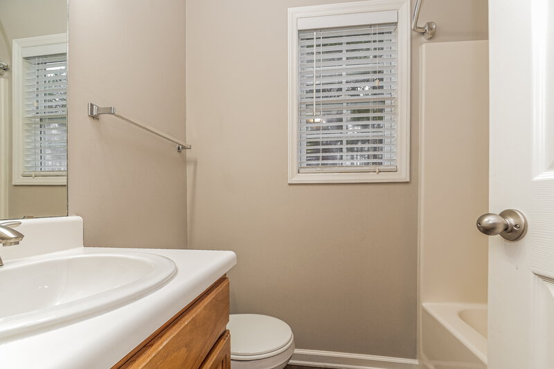 1,825/Mo, 1433 E Stone Arch Dr Fuquay Varina, NC 27526 Bathroom View
