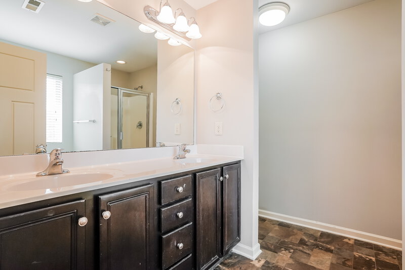 2,170/Mo, 117 Callahan Trl Garner, NC 27529 Main Bathroom View