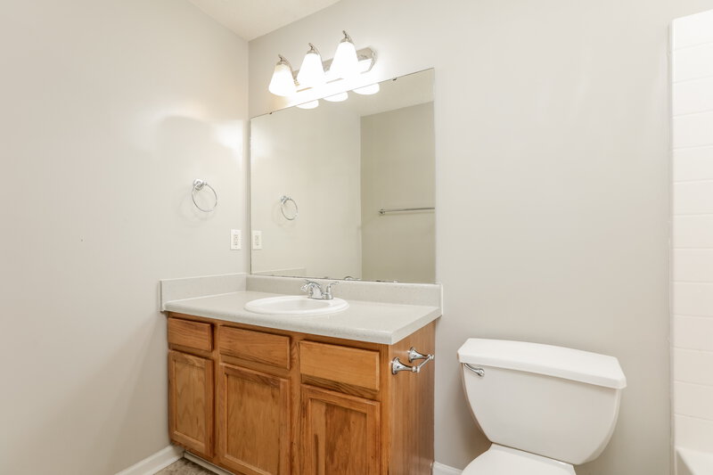 1,790/Mo, 1720 Beacon Bluff St Raleigh, NC 27604 Main Bathroom View