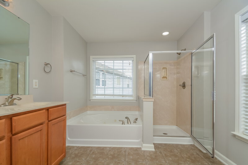 2,575/Mo, 134 Steel Hopper Way Garner, NC 27529 Main Bathroom View