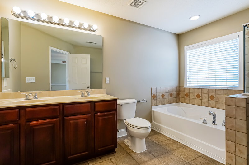 3,550/Mo, 124 Sleeper Car Ln Garner, NC 27529 Main Bathroom View