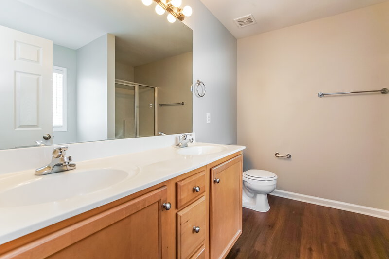 1,980/Mo, 1248 Braemar Highland Dr Zebulon, NC 27597 Main Bathroom View