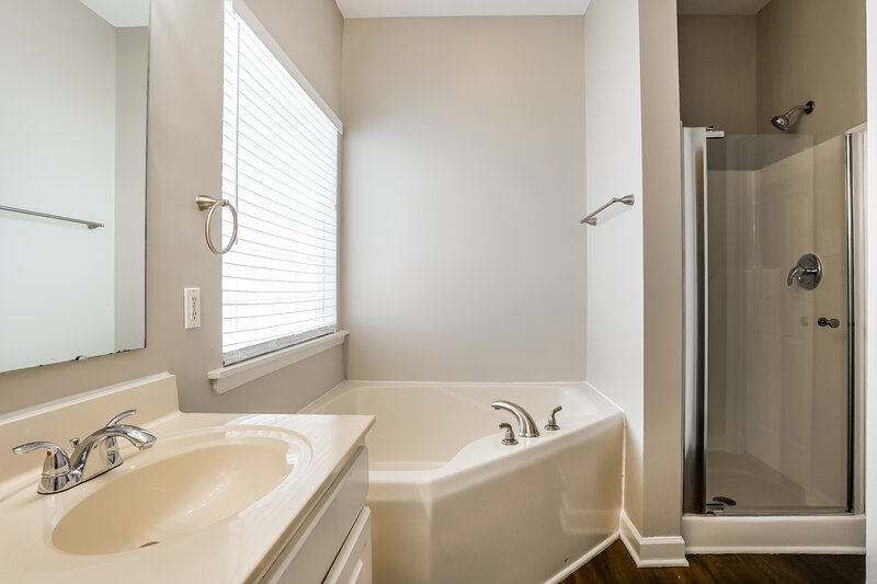 2,380/Mo, 209 Walnut Creek Dr Clayton, NC 27520 Main Bathroom View