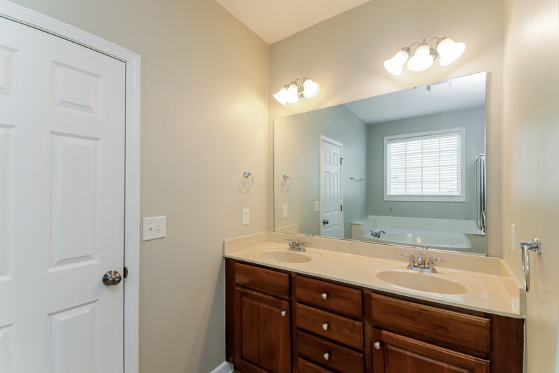 2,625/Mo, 1533 Lindenberg Sq Wake Forest, NC 27587 Main Bathroom View 2